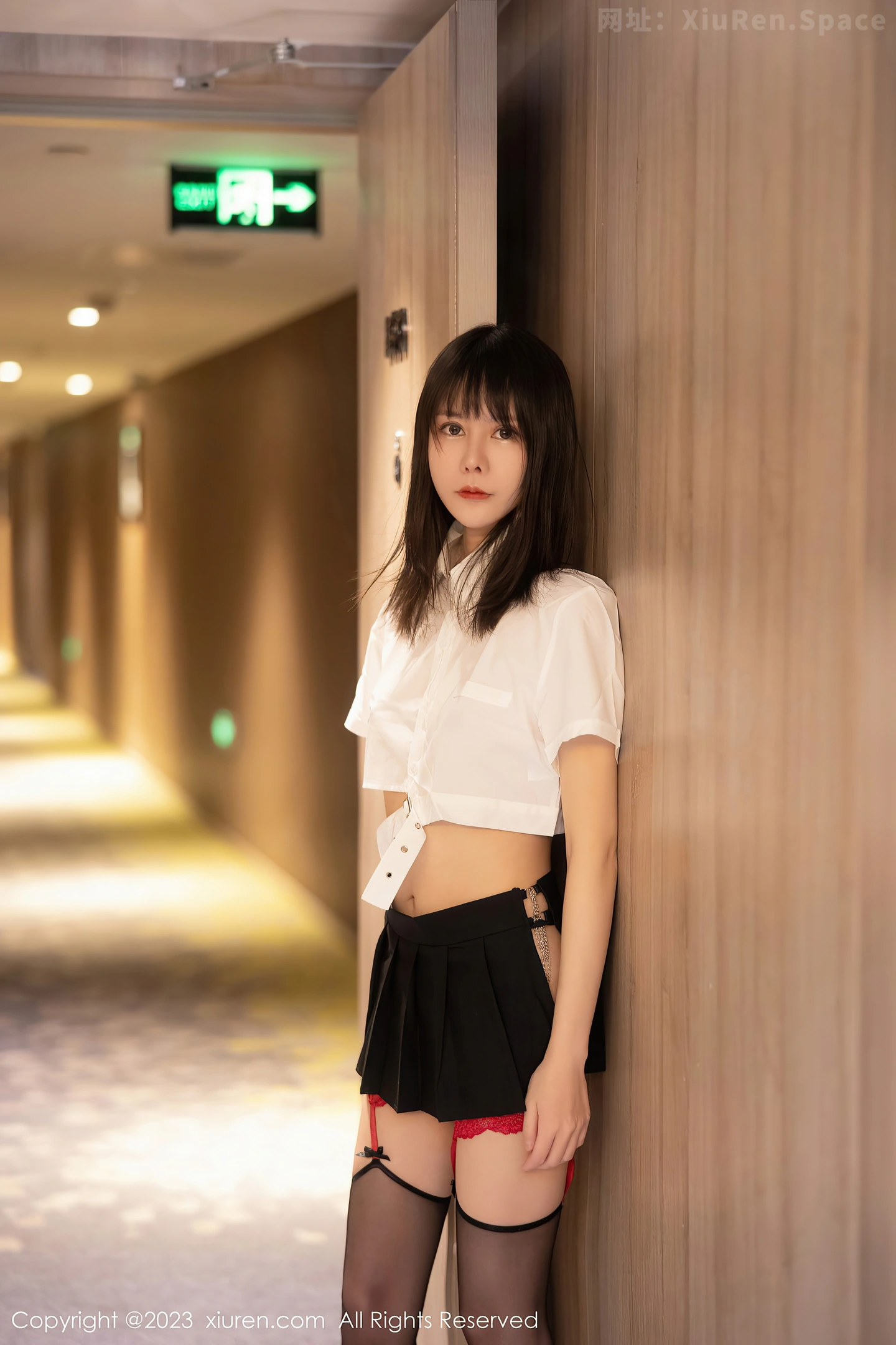 图片[4]-[XiuRen秀人网]2023.06.06 VOL.6862 甜佳佳 白色小衬衫与黑色短裙加黑丝美腿性感私房写真集-秀人网官方网站